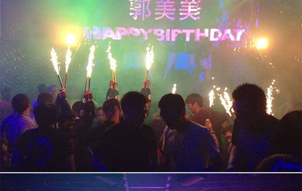 2013年6月16日下午，郭美美在網(wǎng)上曬出一組慶生照。通過照片可以看出，酒吧的巨大舞池中燃放焰火