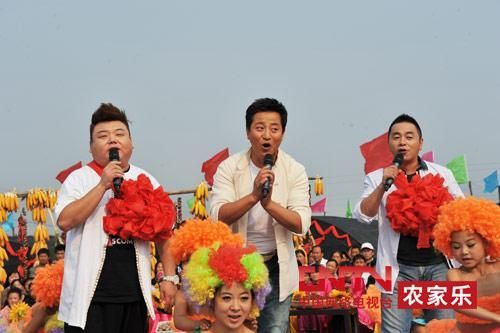 央視7套《鄉(xiāng)村大世界》節(jié)目主持人，左一為劉剛