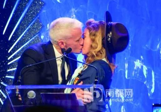 16日，麥當(dāng)娜在紐約舉行的第24屆同志媒體獎(jiǎng)?lì)C獎(jiǎng)禮上，頒獎(jiǎng)給美國(guó)CNN主播安德森-庫(kù)珀，獲對(duì)方獻(xiàn)吻