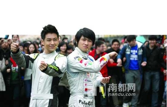 17日，林志穎、韓寒一同亮相慶祝上海F1中國(guó)大獎(jiǎng)賽10周年，兩名高人氣車手相遇，引得不少網(wǎng)友留言，有網(wǎng)友笑言：“這是最帥的兩個(gè)車手?！? width=