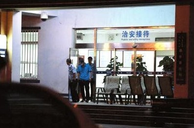 釋小龍走出派出所。
