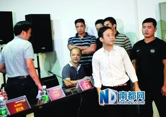 佛山精武會會長梁旭輝在弟子保護(hù)下來到現(xiàn)場。