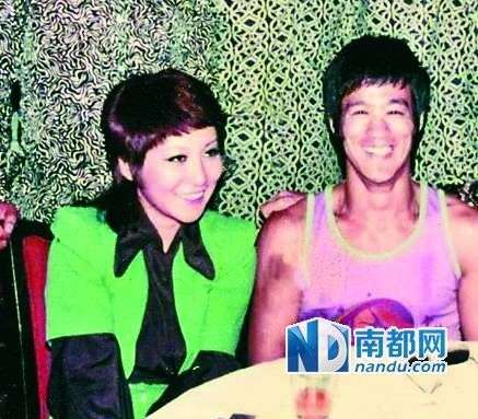從當(dāng)時(shí)拍到的很多李小龍和丁佩一起的照片中可以看到，她和李小龍的發(fā)型是一樣的。