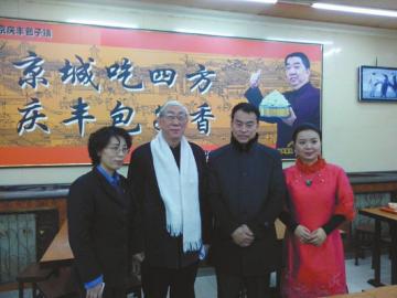 吳頌今（左二）、王樹(shù)才（左三）、談芳兵（右一）與店長(zhǎng)合影。