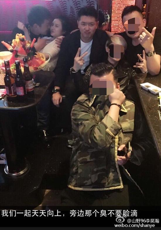 田源朋友辟謠稱左側(cè)抱著女子親吻的是田源的發(fā)小，女子的男友。