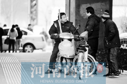 想讓農民工安定下來，城市要給他們相應的福利待遇，還有家的感覺