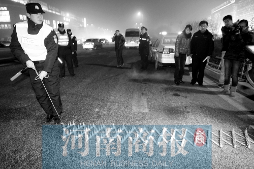 特警隊員在清查中使用阻車釘，應(yīng)對惡意闖崗或攔截駕車逃竄行為 河南商報記者 王春勝/攝