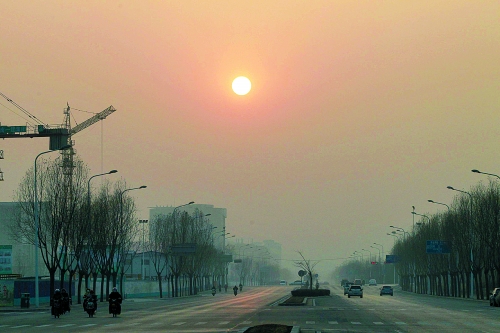 昨日天空放晴，雖然天還不是那么藍，但也給大家?guī)砗眯那椤? complete=