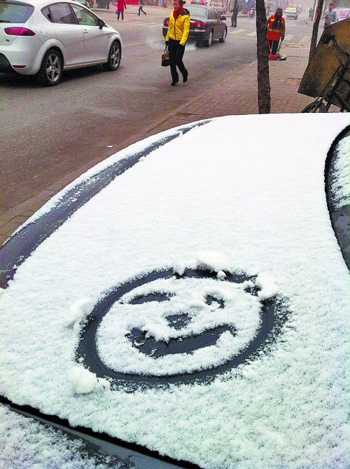 一月十五日上午，有汽車披著一身的雪裝，從經(jīng)開區(qū)回到市區(qū)。