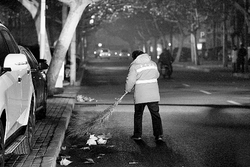 清晨六點(diǎn)，鄭州市經(jīng)七路，一名環(huán)衛(wèi)工開始了一天的工作。