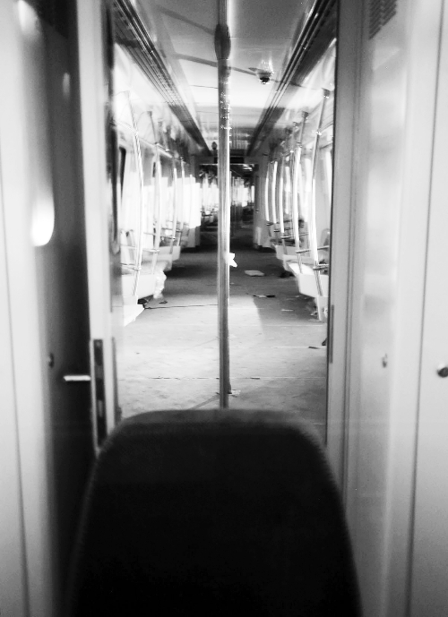 透過擋風(fēng)玻璃，依稀能看到車廂內(nèi)的樣子