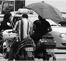 昨日，鄭州市鄭州花園路與農(nóng)業(yè)路交叉口，電動(dòng)車裝傘埋下安全隱患