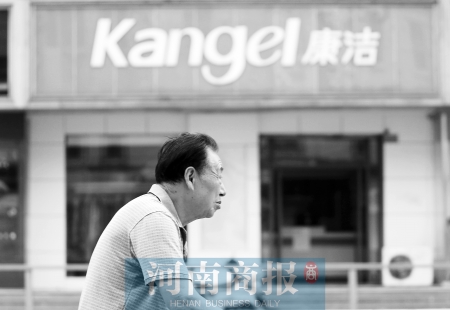 　這一切，將會(huì)給康潔公司、加盟商，乃至鄭州洗衣行業(yè)，帶來什么？ 記者 趙卓/攝