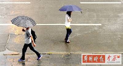 昨天傍晚，市民在雨中行走。