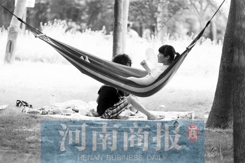 天又熱了起來(lái)，外出游玩，記得防曬哦 記者 趙卓/攝　