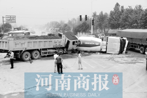 事故現(xiàn)場的附近居民稱，路口的紅綠燈從來沒亮過
