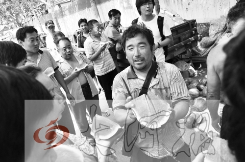 為了表示感謝，陳小立切西瓜分給大家吃。