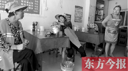 7月30日下午，鄭州市建設路一家面館老板毋女士，給兩位環(huán)衛(wèi)工端水解暑