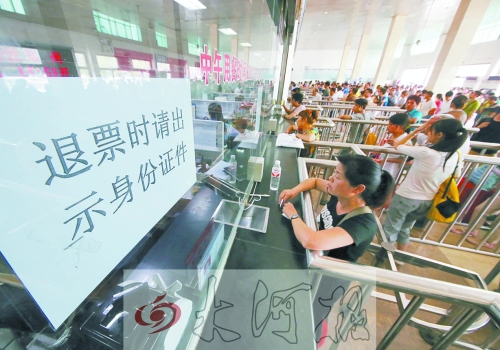 洛陽火車站退票窗口前，一名乘客正在退票。