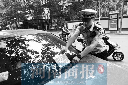 有了這張挪車(chē)卡，不會(huì)泄露隱私，別人又能方便地聯(lián)系上自己記者 邱曉峰/攝