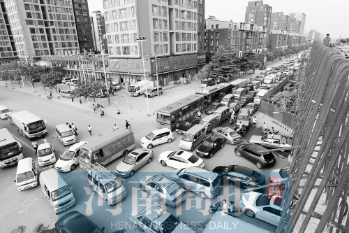路口四個(gè)方向直行、左轉(zhuǎn)交織，車輛相互抵頭，無法正常通行
