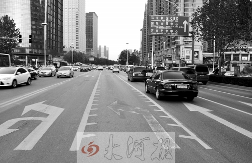 這條畫(huà)有多條短斜線的車道就是可變車道，視車流量大小而定，直行車輛多時(shí)它是一個(gè)直行車道，左轉(zhuǎn)車輛多時(shí)它