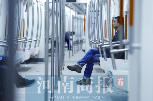 倆小時(shí)不出地鐵站，要按全程收費(fèi) 王春勝/攝