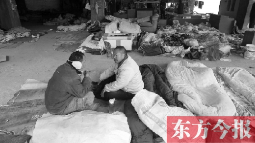 前日,鄭州市豐產(chǎn)路街道辦事處外來務工人員安置點席地而坐的農(nóng)民工