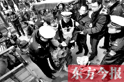 面對(duì)要暫扣的非機(jī)動(dòng)車，看車人急了