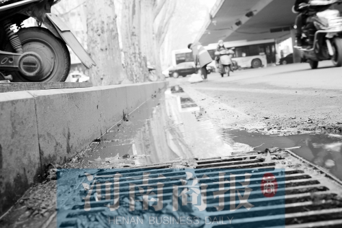 現(xiàn)場，污水流到了機(jī)動(dòng)車道上