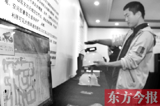 可見光通信技術應用展示會上，參觀者體驗新技術在采礦工具上的應用