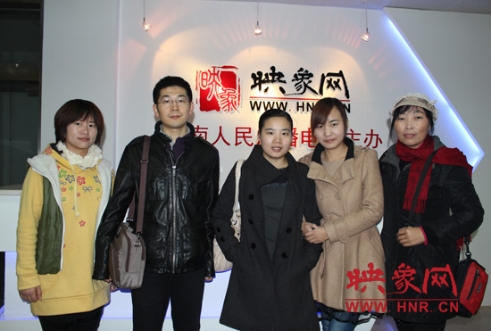 網(wǎng)友出發(fā)前和東方今報記者劉長征、河南電臺新聞廣播記者王巴燕（左二、左三）合影