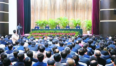 昨日，全市領(lǐng)導(dǎo)干部大會在渝州賓館舉行。 重慶日報(bào)圖