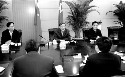 11月30日，中共中央政治局常委、中央紀(jì)委書記王岐山在北京主持召開座談會，聽取專家學(xué)者對黨風(fēng)廉政建設(shè)和反腐敗工作的意見和建議。新華社發(fā)