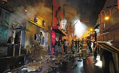 27日凌晨，巴西南里奧格蘭德州圣瑪麗亞市一家夜總會突發(fā)大火，造成至少245人死亡。圖為消防人員正在現(xiàn)場滅火救援。