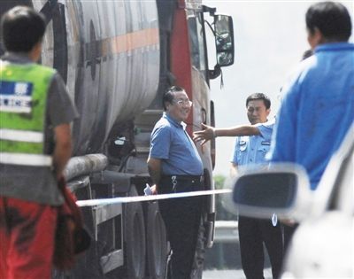 陜西“表哥”楊達(dá)才在車禍現(xiàn)場(chǎng)。資料圖