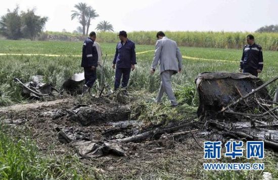 2月26日，在埃及旅游城市盧克索附近，警察和救援人員在發(fā)生熱氣球爆炸事故的現(xiàn)場(chǎng)查看熱氣球殘骸。