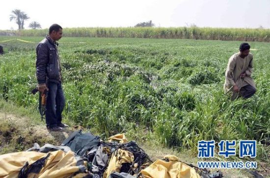 2月26日，在埃及旅游城市盧克索附近，當(dāng)?shù)匕踩藛T在發(fā)生熱氣球爆炸事故的現(xiàn)場(chǎng)查看。