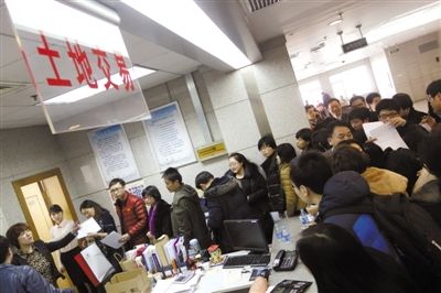 2月28日，北京市土地交易市場，各房地產企業(yè)代表準備競拍房山、大興、朝陽的13塊土地。