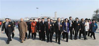 昨日，中國人民政治協(xié)商會議第十二屆全國委員會第一次會議在北京人民大會堂開幕。這是全國政協(xié)委員走向人民大會堂。新華社記者 陳樹根 攝