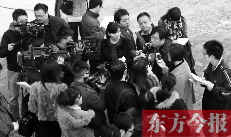 經(jīng)適房“下課”，公租房的申請(qǐng)、租金等備受關(guān)注，圖為鄭州市房管局規(guī)劃和住房保障處處長(zhǎng)馮榮智被媒體記者“