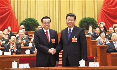 昨日，人大會議投票表決，決定李克強為國務(wù)院總理后，習(xí)近平和李克強親切握手。 新華社記者 蘭紅光 攝