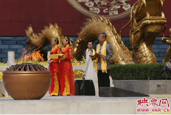 中華炎黃文化研究會會長許嘉璐宣讀拜祖大典拜祭文。映象網(wǎng)記者 邵恰 攝