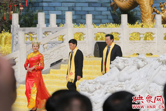 　河南省委書記、省人大常委會主任郭庚茂，河南省省長謝伏瞻敬獻花籃。映象網(wǎng)記者 邵恰 攝