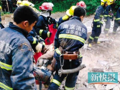 ■江蘇消防人員在現(xiàn)場搶救受傷者。CFP供圖