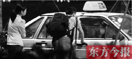 5月1日，記者夜探鄭州火車東站黑出租車，司機(jī)告知記者不打表40元，記者上車錄音取證