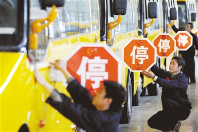 4月28日，江西上饒，江西博能上饒客車員工正在為銷往廣東客戶的訂單大鼻子校車做最后的質(zhì)量安檢。圖/CFP