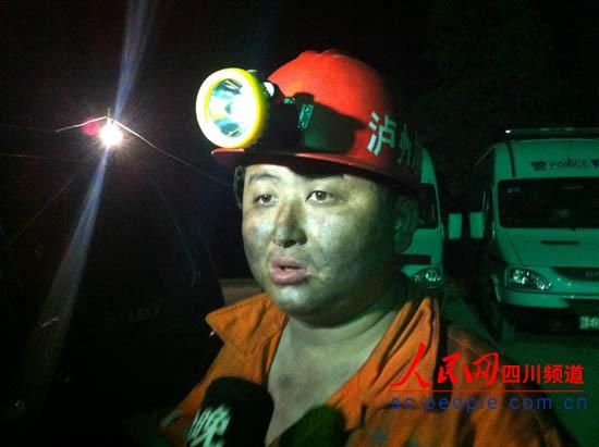 救援隊員出井時，滿臉煤灰，顯得十分疲憊。圖片為唐宗銀的隊友。（記者　李平　攝）