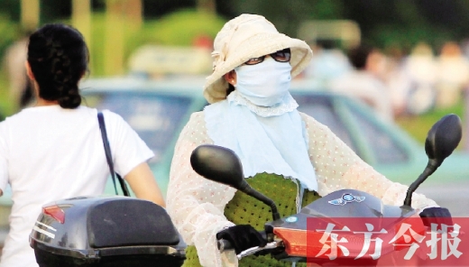 　昨日，鄭州街頭，一些女士全副“捂”裝，只為防暑防曬