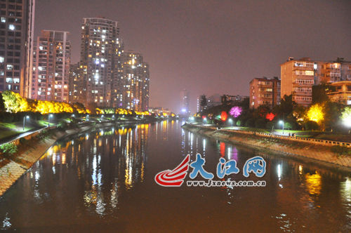 夜幕下的玉帶河，風(fēng)景很好，但是臭氣熏天。